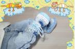 Babystiefel Reliefbord Baumwolle , Blau-Grautöne, Nr.235, angezogen
