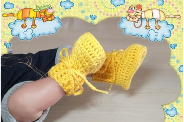 Babystiefel-Reliefbord-Baumwolle-Gelb-Nr-43--angezogen mit Jeans-Shorts