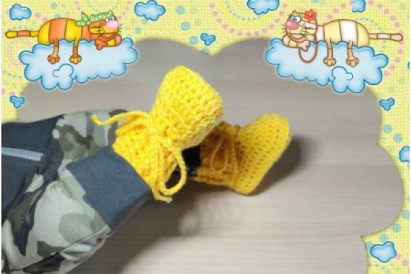 Babystiefel-Reliefbord-Baumwolle-Gelb-Nr-43--angezogen mit Camouflage-Overall