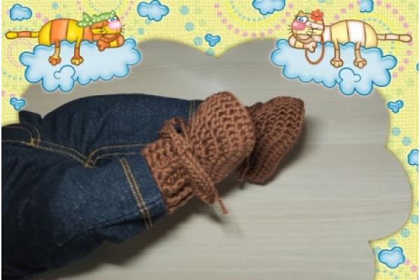 Babystiefel-Reliefbord-Baumwolle-Rostbraun-Nr-139--angezogen mit Jeans