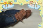 Babystiefel-Reliefbord-Baumwolle-Rostbraun-Nr-139--angezogen mit Jeans