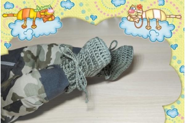 Babystiefel Reliefbord Baumwolle, Khaki Nr. 192 angezogen mit Camouflage-Overall