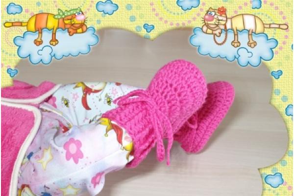 Babystiefel Reliefbord Baumwolle, Pink Nr. 73-angezogen