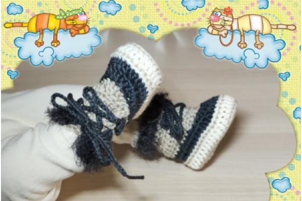 Babystiefel Baumwolle &#47; Uni Pelzchen , Naturtöne Nr. 123 angezogen von Michi
