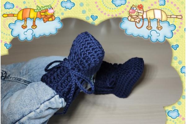 Babystiefel-Reliefbord-Merinowolle-Cool-Wool-Big-Nachtblau-Nr-630--angezogen