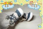 Babyfinkli-Snow-Boots-Merinowolle-Anthrazit-Beige-winterweiss--0-3-Monate-angezogen