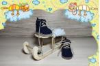 Baby Boots Merinowolle Nachtblau Holzschlitten