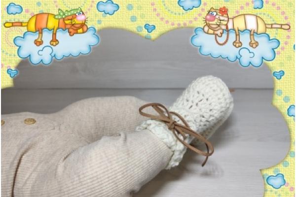 Baby Boots Merinowolle Ecrue Lederbändel Schnürung angezogen-2
